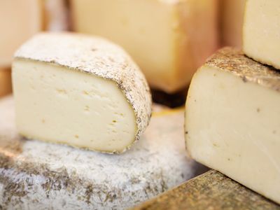 Cailladou – halbfester Schnittkäse mit Kräuterrinde und Edelschimmel